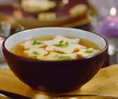 Brühe mit Mehlhansl (Biskuitschaberl)