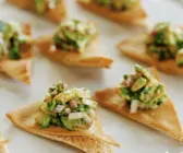 Avocadosalsa mit Fladenbrot auf libanesische Art