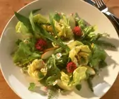Sommersalat mit Spitzwegerich, Gänseblümchen und Kräutern