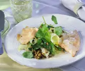 Lachsforellenfilets mit Kohlrabi-Linsen und Biersoße