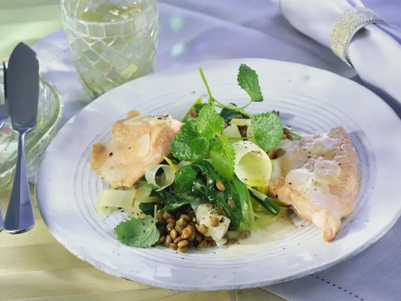 Lachsforellenfilets mit Kohlrabi-Linsen und Biersoße