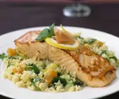 Lachs auf Couscous mit Gurke und Aprikose