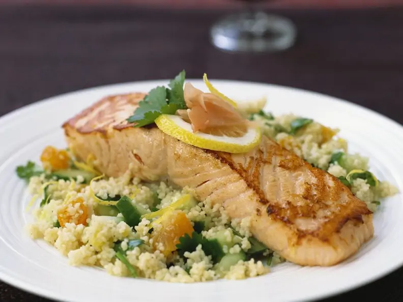 Lachs auf Couscous mit Gurke und Aprikose