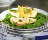 Gedämpftes Hähnchenfilet mit Erbsen und Essblüten