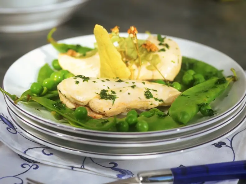 Gedämpftes Hähnchenfilet mit Erbsen und Essblüten