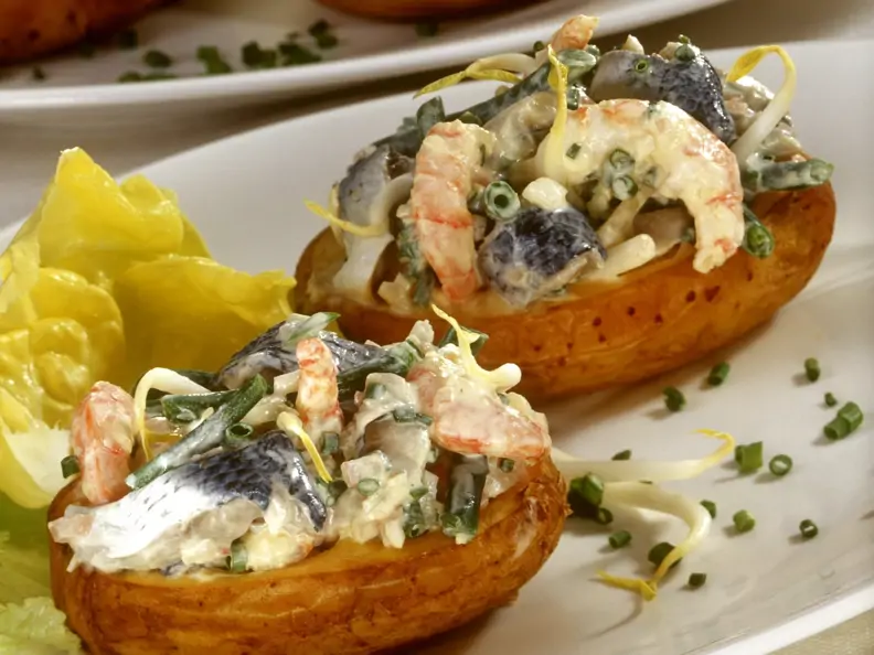 Gefüllte Ofenkartoffeln mit Herings-Shrimpssalat