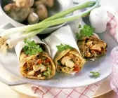 Pilzwraps mit Sprossen und Lauchzwiebeln
