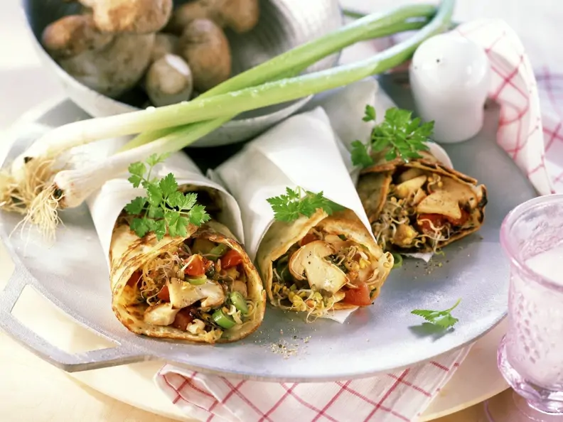 Pilzwraps mit Sprossen und Lauchzwiebeln
