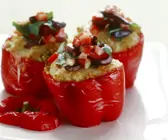 Gefüllte Paprika mit Reis dazu Salsa mit Oliven
