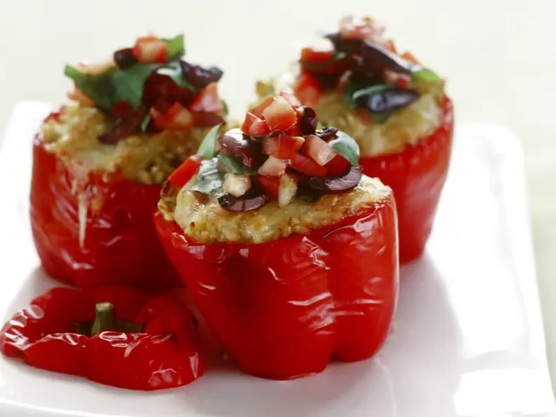 Gefüllte Paprika mit Reis dazu Salsa mit Oliven