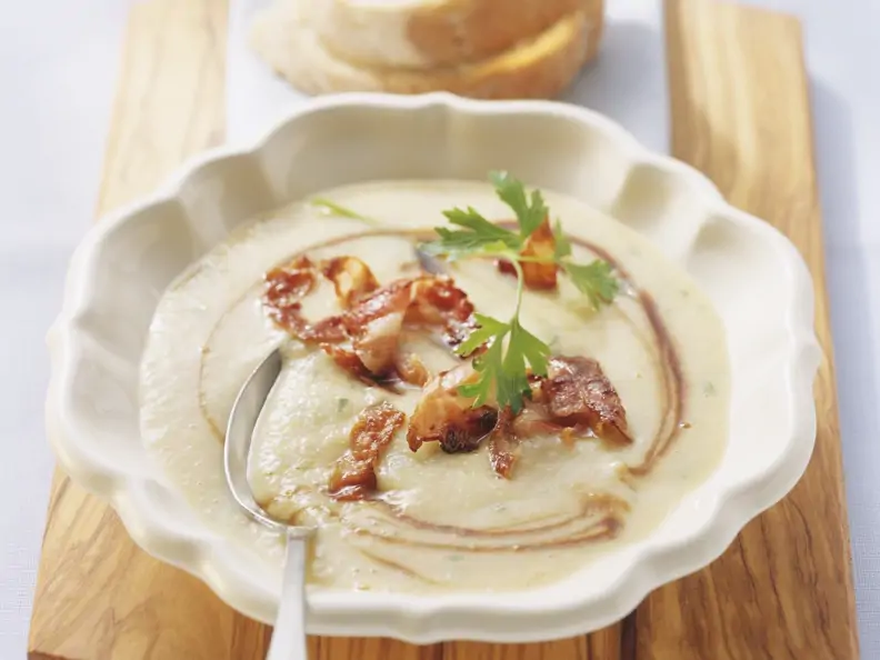 Quittencremesuppe mit Speck und Balsamico