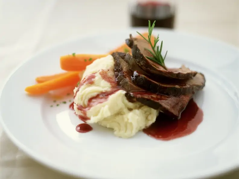Rinderbraten mit Soße aus Rotwein