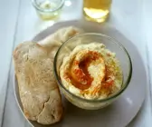 Weißbrot mit Hummus
