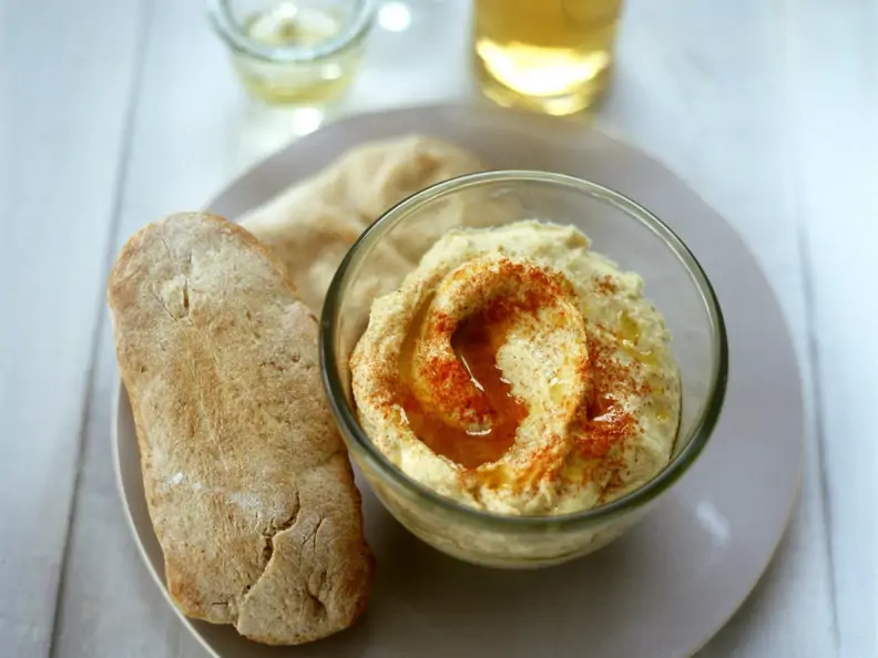 Weißbrot mit Hummus