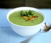 Wasserkressesuppe mit Kräutern und geräuchertem Fisch