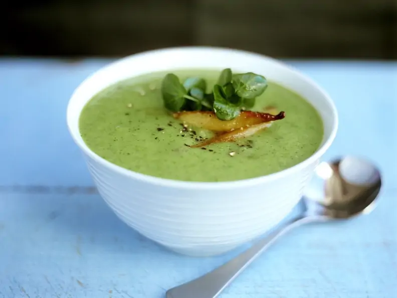 Wasserkressesuppe mit Kräutern und geräuchertem Fisch