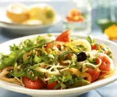 Pastasalat mit Rucola und Gemüse