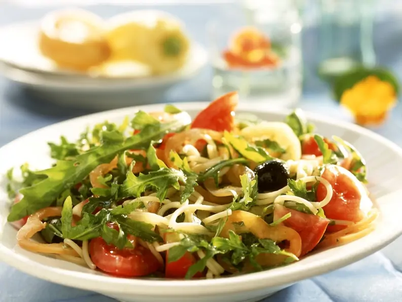 Pastasalat mit Rucola und Gemüse