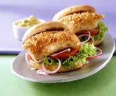 Burger mit Fisch und Curry-Mayonnaise