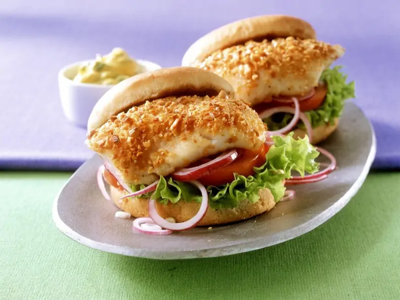 Burger mit Fisch und Curry-Mayonnaise