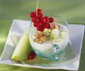 Müsli mit Melone und Johannisbeeren
