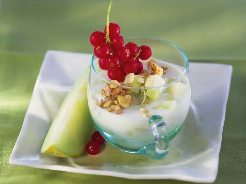 Müsli mit Melone und Johannisbeeren