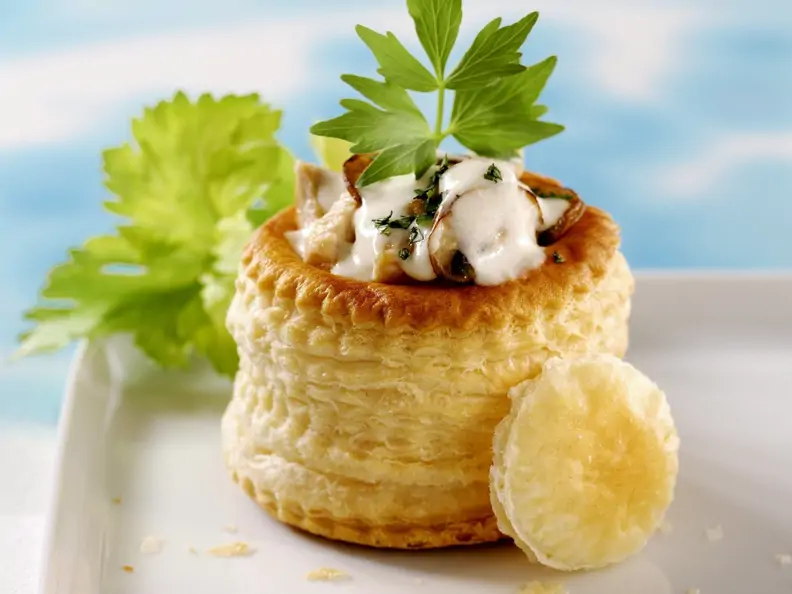 Blätterteigpasteten mit Hähnchen-Champignon-Füllung