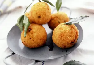 Knusprige Reisbällchen auf italienische Art