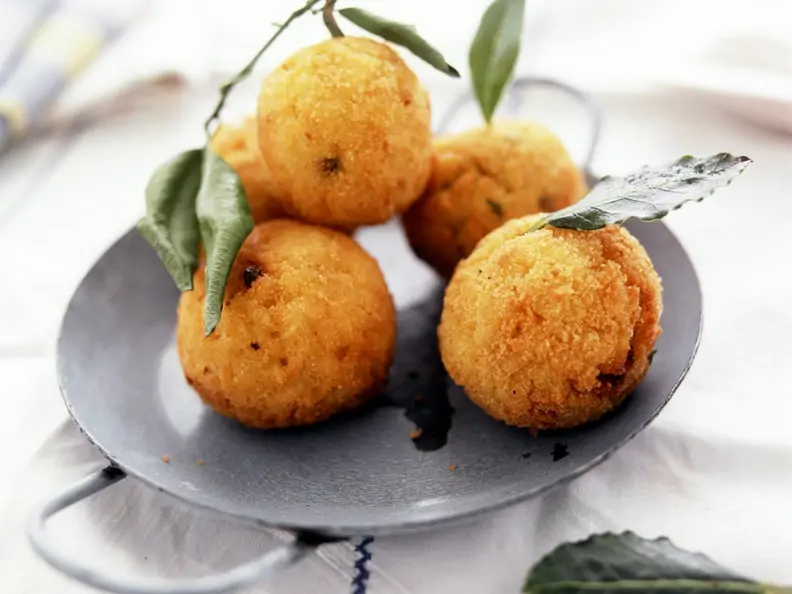 Knusprige Reisbällchen auf italienische Art