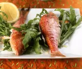 Gegrillte Rotbarben mit Raukesalat