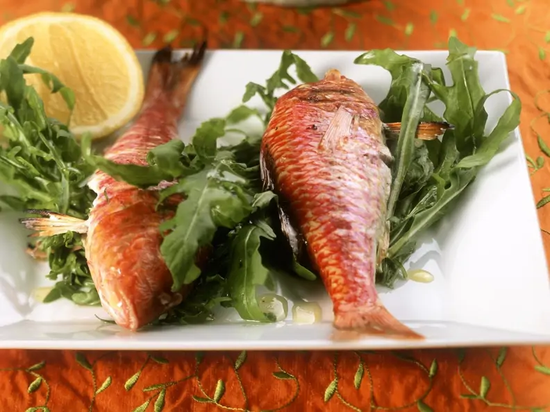 Gegrillte Rotbarben mit Raukesalat