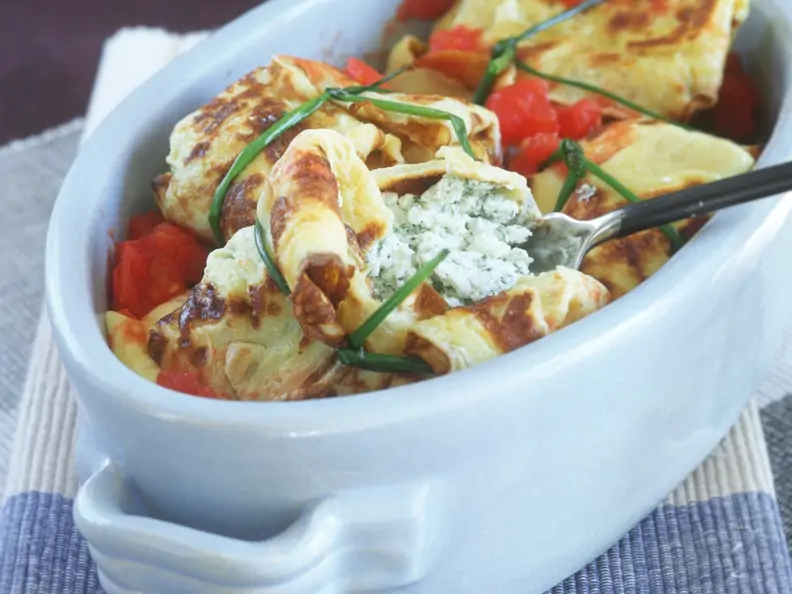 Gefüllte Pfannkuchen mit Ricotta, Mozzarella und Tomaten