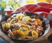 Deftige Kartoffel-Fleisch-Pfanne mit Zwiebeln (Tiroler Gröstl)
