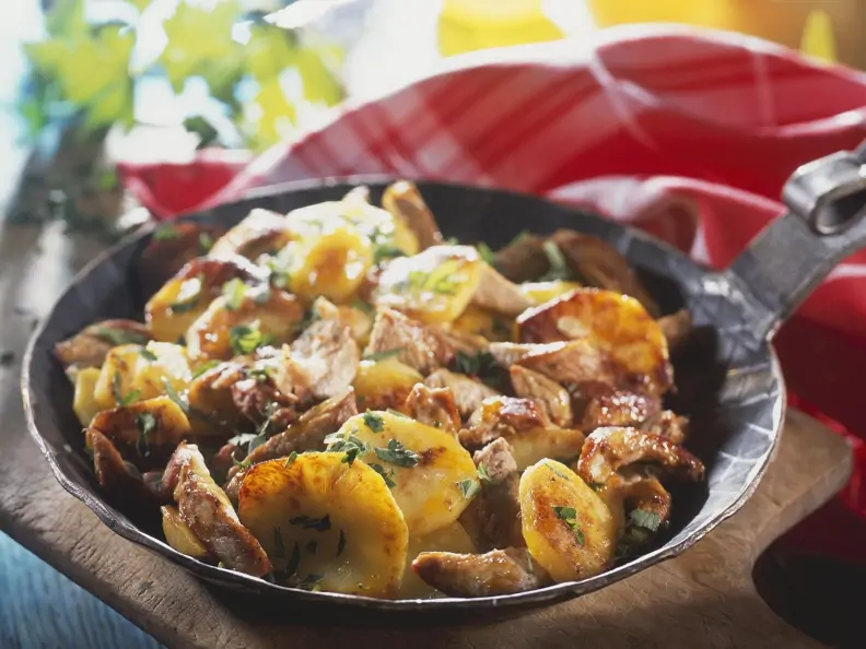 Deftige Kartoffel-Fleisch-Pfanne mit Zwiebeln (Tiroler Gröstl)