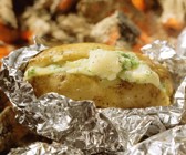 Folienkartoffeln mit Käse gefüllt