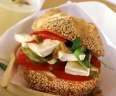 Semmel mit Camembert und Gemüse