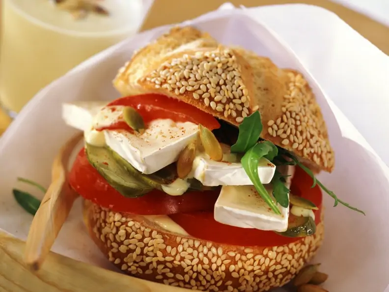 Semmel mit Camembert und Gemüse