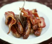 Würstchen und gebratener Speck