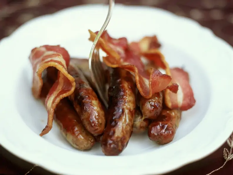 Würstchen und gebratener Speck