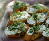 Bruschetta mit Ziegenfrischkäse und Rucola