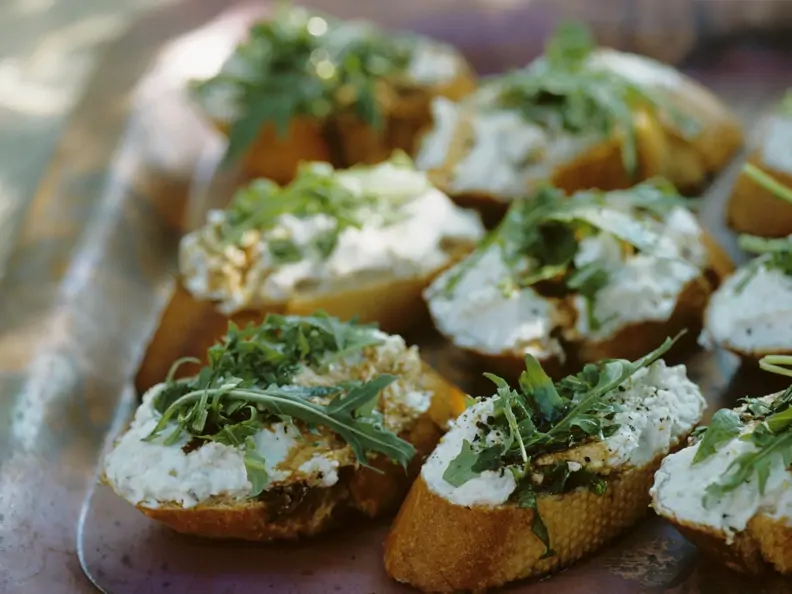 Bruschetta mit Ziegenfrischkäse und Rucola