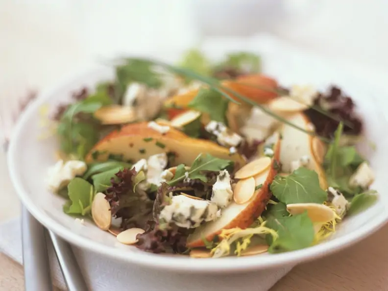 Salat mit Birnen und Blauschimmelkäse