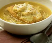 Zwiebelsuppe mit Käsebrot