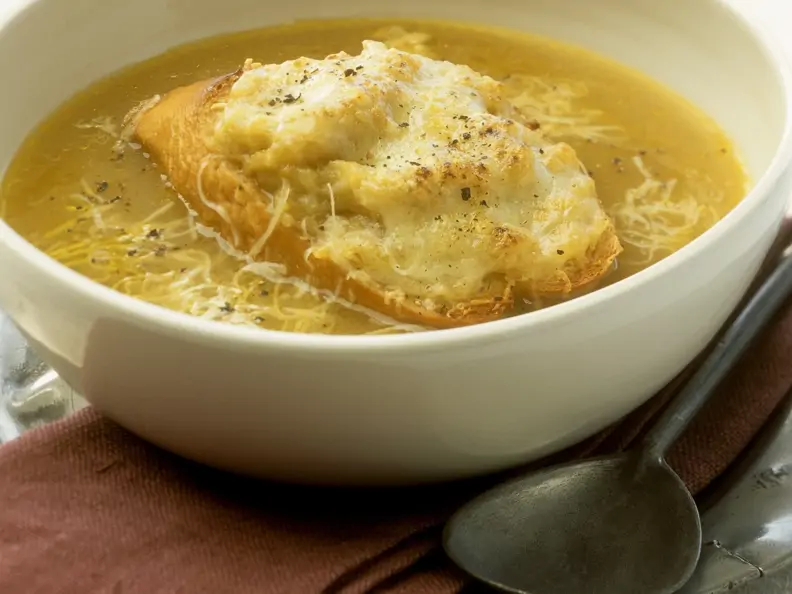 Zwiebelsuppe mit Käsebrot