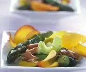 Spargelsalat mit Sellerie, Parmaschinken und Rosenblättern