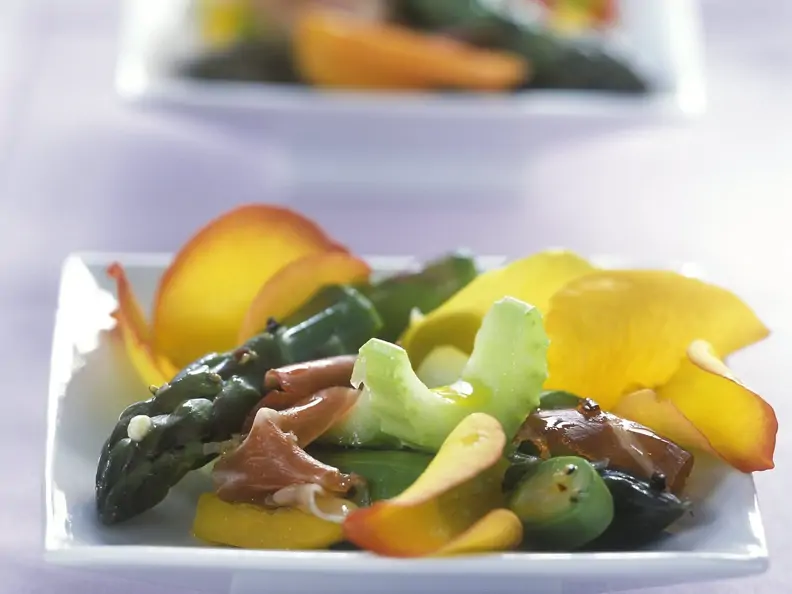 Spargelsalat mit Sellerie, Parmaschinken und Rosenblättern