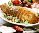 Fisch im Blätterteig mit Salat und Pilzen