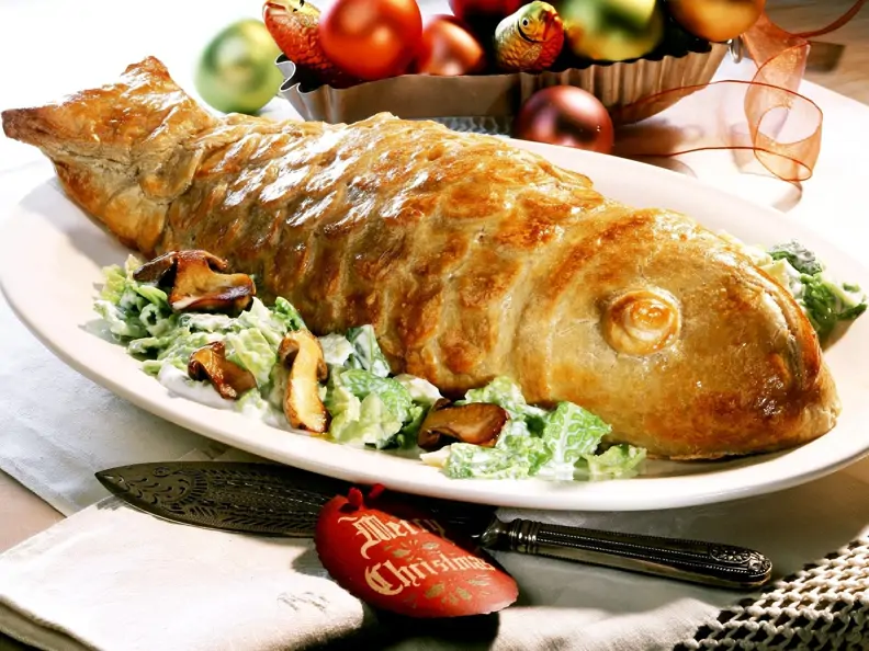 Fisch im Blätterteig mit Salat und Pilzen