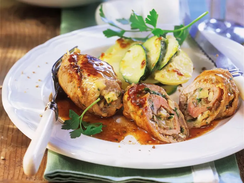Kalbsroulade und Kartoffelgratin mit Zucchini