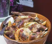 Geschmortes Kaninchen mit Zwiebeln